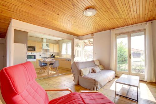 un salon avec un canapé et une table dans l'établissement Le Van Gogh 3 chambres 4 lits, à Tournefeuille