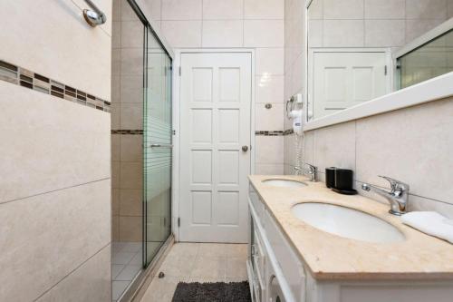 Ένα μπάνιο στο NEW 2BR 5 min to Eagle Beach - Aruba Breeze Condo