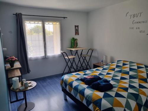 Ένα ή περισσότερα κρεβάτια σε δωμάτιο στο Au calme et détente