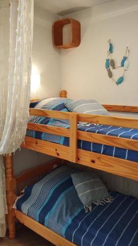 - 2 lits superposés dans une chambre pour enfants dans l'établissement Charmant Studio avec coin nuit proche plage, aux Lecques