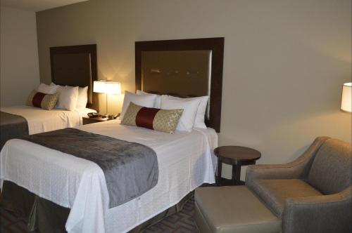 Best Western Plus Stevens County Innにあるベッド