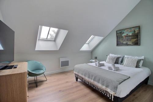 - une chambre avec un lit, un bureau et des lucarnes dans l'établissement Les Beaux-Arts - Duplex au Centre Ville, à Bourges