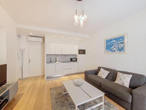 un salon avec un canapé et une table dans l'établissement Nestor&Jeeves - MATISSE PLAGE - Central - Balcony, à Nice