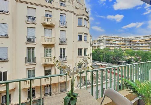 une vue d'un bâtiment depuis un balcon dans l'établissement Nestor&Jeeves - MATISSE PLAGE - Central - Balcony, à Nice