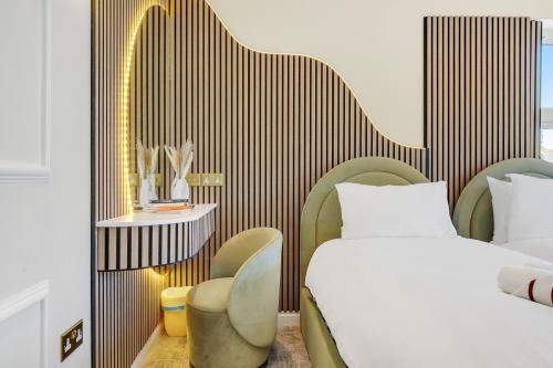 a hotel room with a bed and a chair at London Star Hotel in London