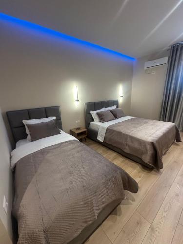 two beds sitting next to each other in a bedroom at Luxury Hotel By Gjyshi in Qerrexhias