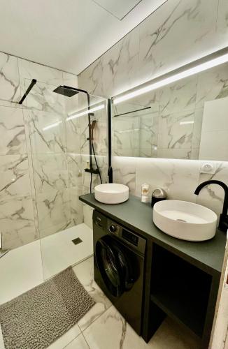 une salle de bain avec un lavabo, des toilettes et une douche dans l'établissement Appartement moderne climatisé centre-ville, à Avignon
