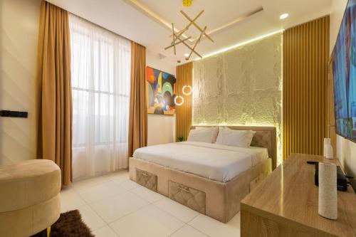 Un dormitorio con una cama y un escritorio. en Beige, en Lekki