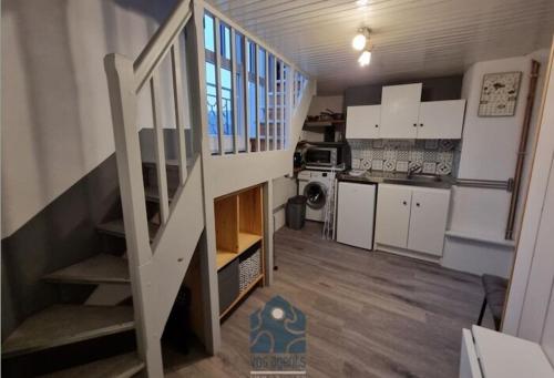 Η κουζίνα ή μικρή κουζίνα στο Studio Cosy au centre de Chatelguyon