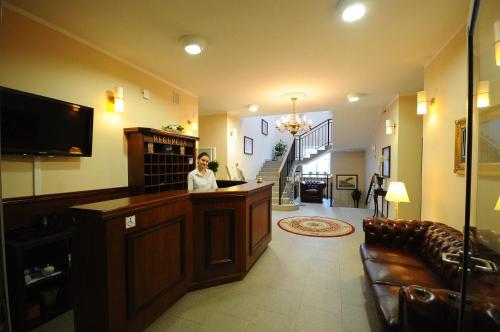 Area lobi atau resepsionis di Hotel Maxim Kwidzyn