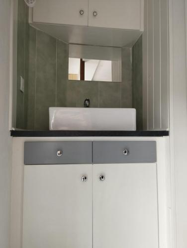 Ένα μπάνιο στο Studio Cosy au centre de Chatelguyon