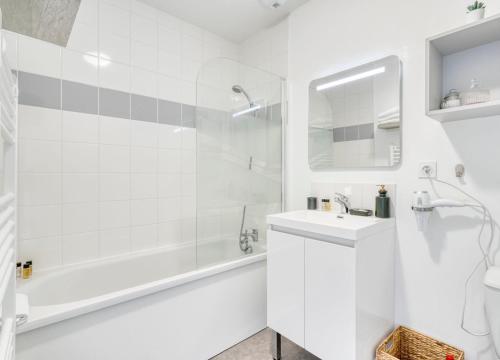 a white bathroom with a tub and a sink at Casa Via - Entre Caen & la mer in Cambes-en-Plaine