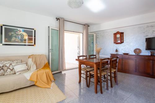 Μια τηλεόραση ή/και κέντρο ψυχαγωγίας στο Sunrise Villa with terrace
