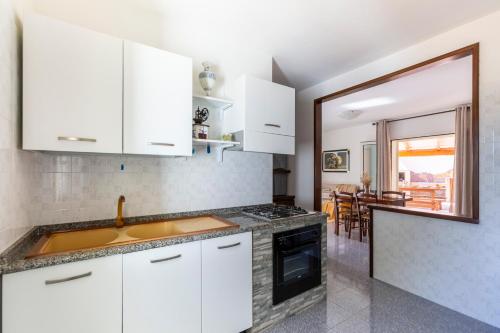 Η κουζίνα ή μικρή κουζίνα στο Sunrise Villa with terrace