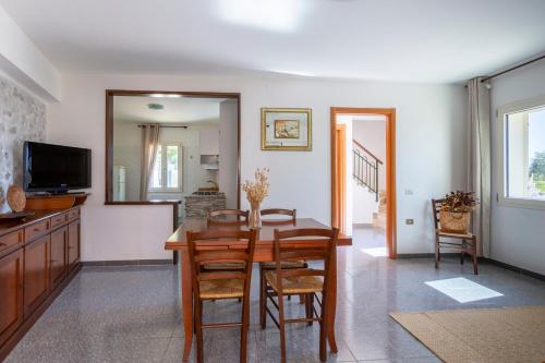 Μια τηλεόραση ή/και κέντρο ψυχαγωγίας στο Sunrise Villa with terrace