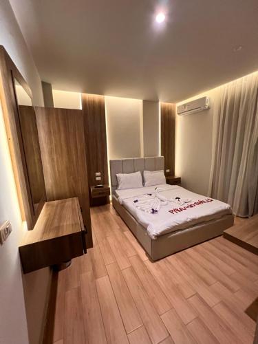 Postel nebo postele na pokoji v ubytování Amigo Pyramids Hotel