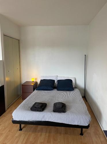 フィルネー・ボルテールにあるGeneva Residences Ferney-Voltaireのベッドとタオル2枚のある寝室