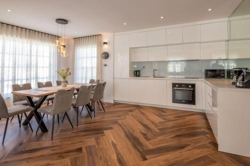 Η κουζίνα ή μικρή κουζίνα στο Villa Fiora, a beautiful and modern villa with a pool