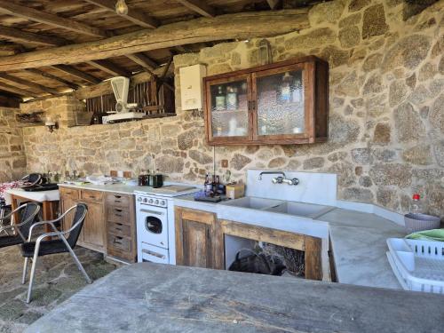 Η κουζίνα ή μικρή κουζίνα στο Apartamentos Alburiña