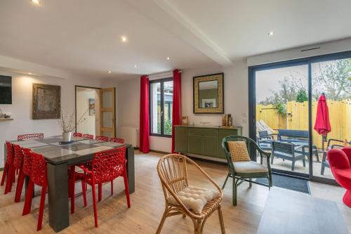 un salon avec une table et des chaises de salle à manger dans l'établissement La Maison de Papy Ours,Family ,Air-conditioned, à Bourré
