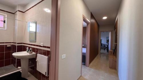 een badkamer met een wastafel en een spiegel bij Tropical in Durrës