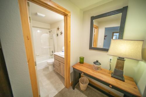 Koupelna v ubytování Starfire 1979 by SummitCove Lodging