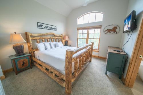 Postel nebo postele na pokoji v ubytování Starfire 1979 by SummitCove Lodging