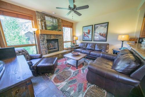 Χώρος καθιστικού στο Settlers Creek 6514 by SummitCove Lodging