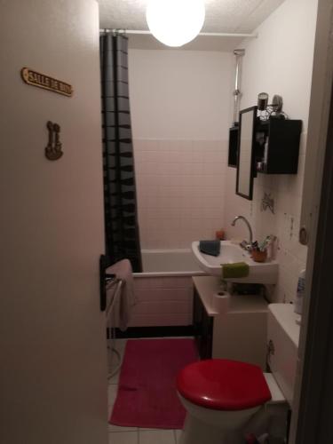 une salle de bain avec une baignoire, des toilettes et un lavabo dans l'établissement La Famille Miloute, à Vendôme