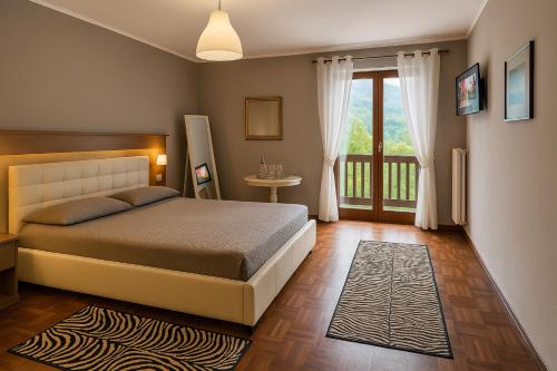 BallinoAlbergo Locanda Corona的一间带床和阳台的卧室