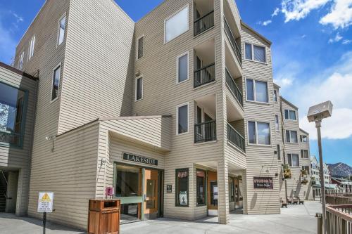 an apartment building with a building at Lakeside 1496 by SummitCove Lodging in Keystone