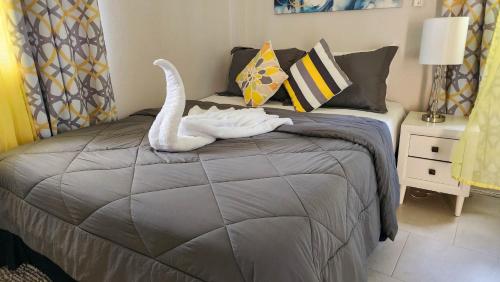 Una cama o camas en una habitación de Sunsetcrest Tranquil Getaway