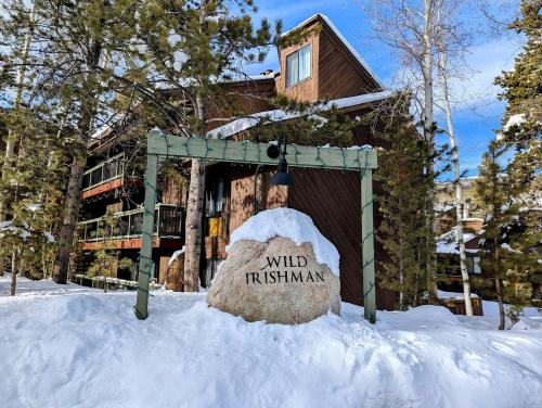 キーストーンにあるWild Irishman 1059 by SummitCove Lodgingの建物前の雪の看板