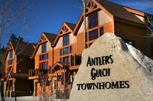 ein Haus mit einem Schild mit der Aufschrift „Antlers Grill Townhomes“ in der Unterkunft Antlers Gulch 303 by SummitCove Lodging in Keystone