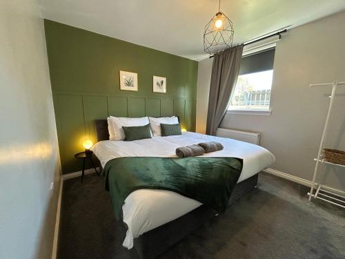 Postel nebo postele na pokoji v ubytování THE SCHOOL HOUSE, DUNDEE- 3 bed bungalow TV's in all rooms, 2 double rooms and one queen size where the bed can be split into 2 twin beds, 2 bathrooms, fully equipped kitchen, FREE off street parking, WiFi, long stay rates available with HONEYCOMB HOSTS