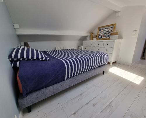 une chambre avec un lit et une commode dans l'établissement maison indépendante, à Orvault