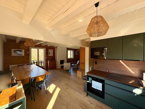 une cuisine avec une table et une salle à manger dans l'établissement Chalet 14pers - jacuzzi&sauna - La Bresse, à La Bresse