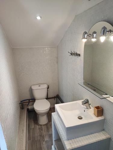 Koupelna v ubytování Joli appartement dans un village provençal à 5 mn de Marseille