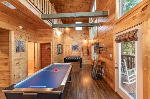 ピジョン・フォージにあるBlue Bear Lodge near Dollywood! 1 mile off PKWY Community Pool Hot tub Game Rmの木製の壁の客室内のビリヤード台