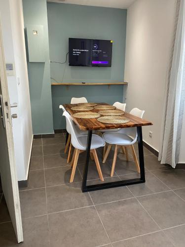 TV a/nebo společenská místnost v ubytování Joli appartement dans un village provençal à 5 mn de Marseille
