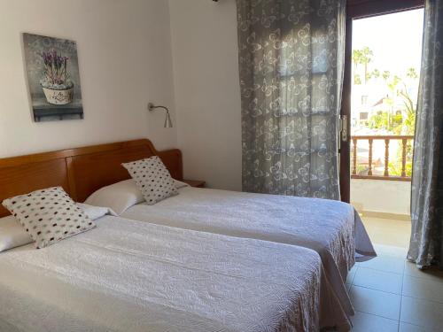 A bed or beds in a room at Casa Teresa. Duplex en Maspalomas