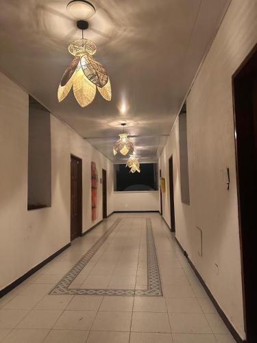 an empty hallway with a chandelier and a hallway sidx sidx at Jhonny Cay Collection Apartahotel in San Andrés