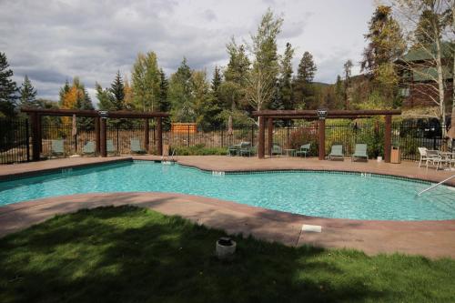 Una piscina en un patio con un cenador. en Northstar 1959 by SummitCove Lodging, en Keystone