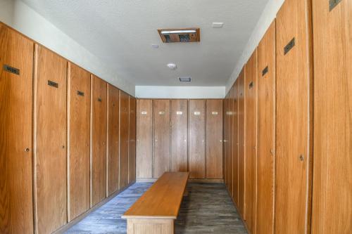 a locker room with a wooden bench in it at Lakeside 1495 by SummitCove Lodging in Keystone