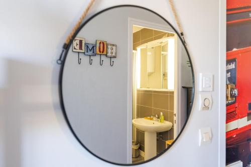 d'une salle de bains pourvue d'un lavabo. dans l'établissement le petit indus, à Angers