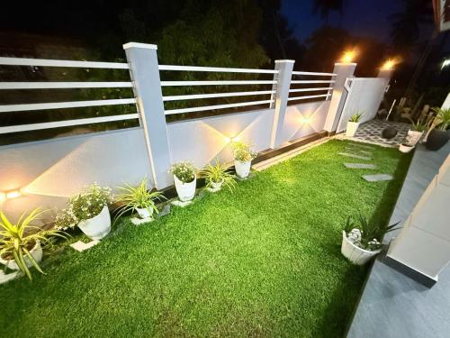 Ein Garten an der Unterkunft Airport Heaven's Corner Home Stay Negombo