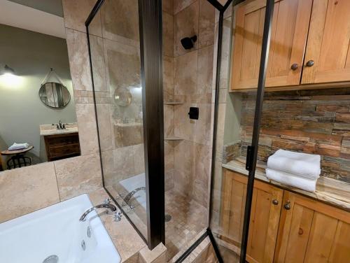 Ένα μπάνιο στο Ski Tip Ranch 8739 by SummitCove Lodging