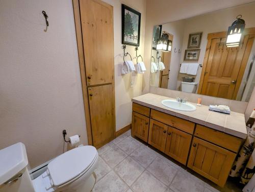 Ένα μπάνιο στο Ski Tip Ranch 8739 by SummitCove Lodging