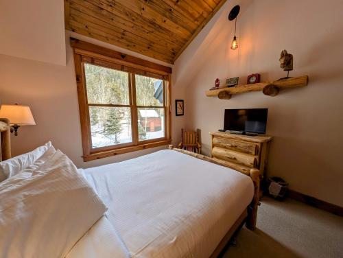 Ένα ή περισσότερα κρεβάτια σε δωμάτιο στο Ski Tip Ranch 8739 by SummitCove Lodging