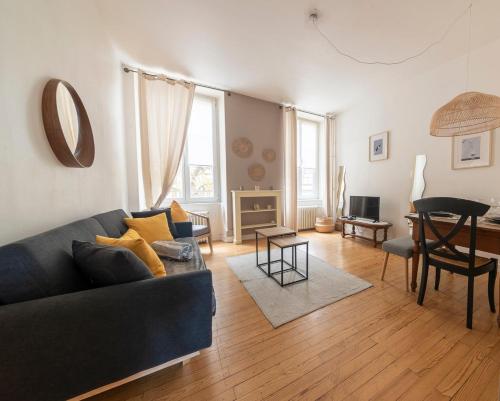 un salon avec un canapé et une table dans l'établissement OIQIA • Épicure, à Colmar